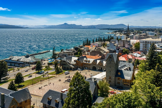 Vista aérea del Centro Cívico de Bariloche junto al lago Nahuel Huapi en la Patagonia argentina.