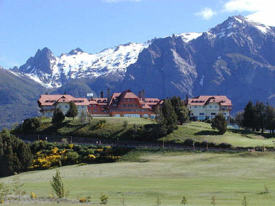 Hotel Llao Llao en Bariloche con los Andes nevados de fondo.