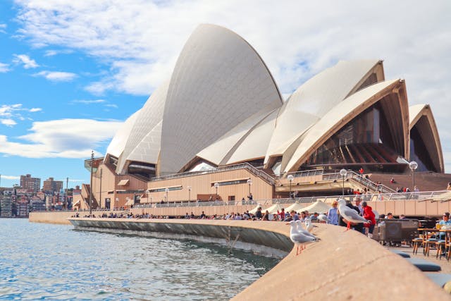 Ópera de Sídney: el ícono imperdible en tu viaje a Australia 2026 | Paraviajarporelmundo.com La Ópera de Sídney junto al mar, uno de los iconos más reconocidos de Australia.