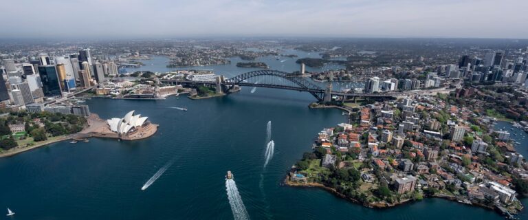 Vista aérea de Sídney con la Ópera y el Puente del Puerto, dos de los íconos más reconocidos de Australia.