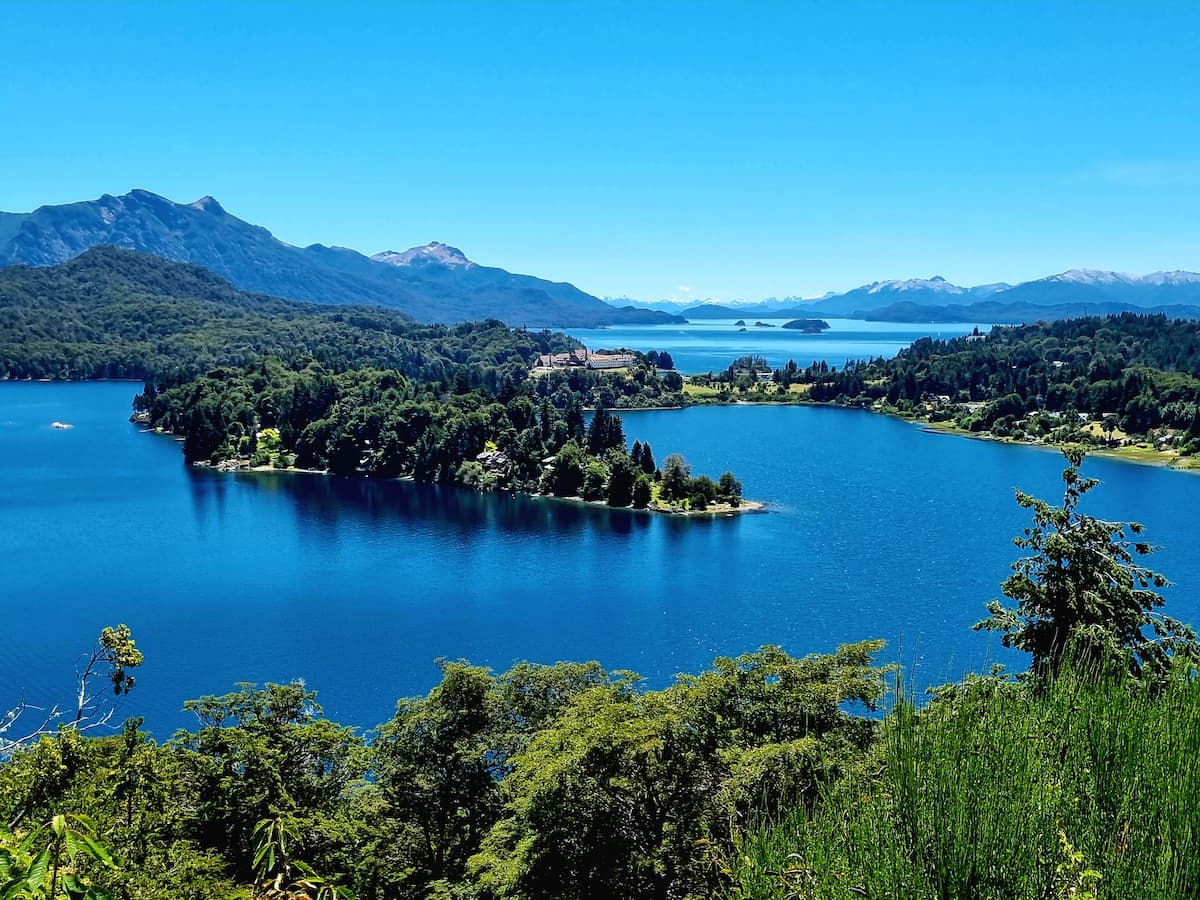 La geografía única de Villa La Angostura, con penínsulas, bahías y aguas turquesa.