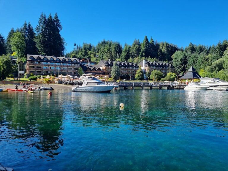 Paisajes de Villa La Angostura en verano, con lagos cristalinos, montañas y bosques verdes en la Patagonia argentina