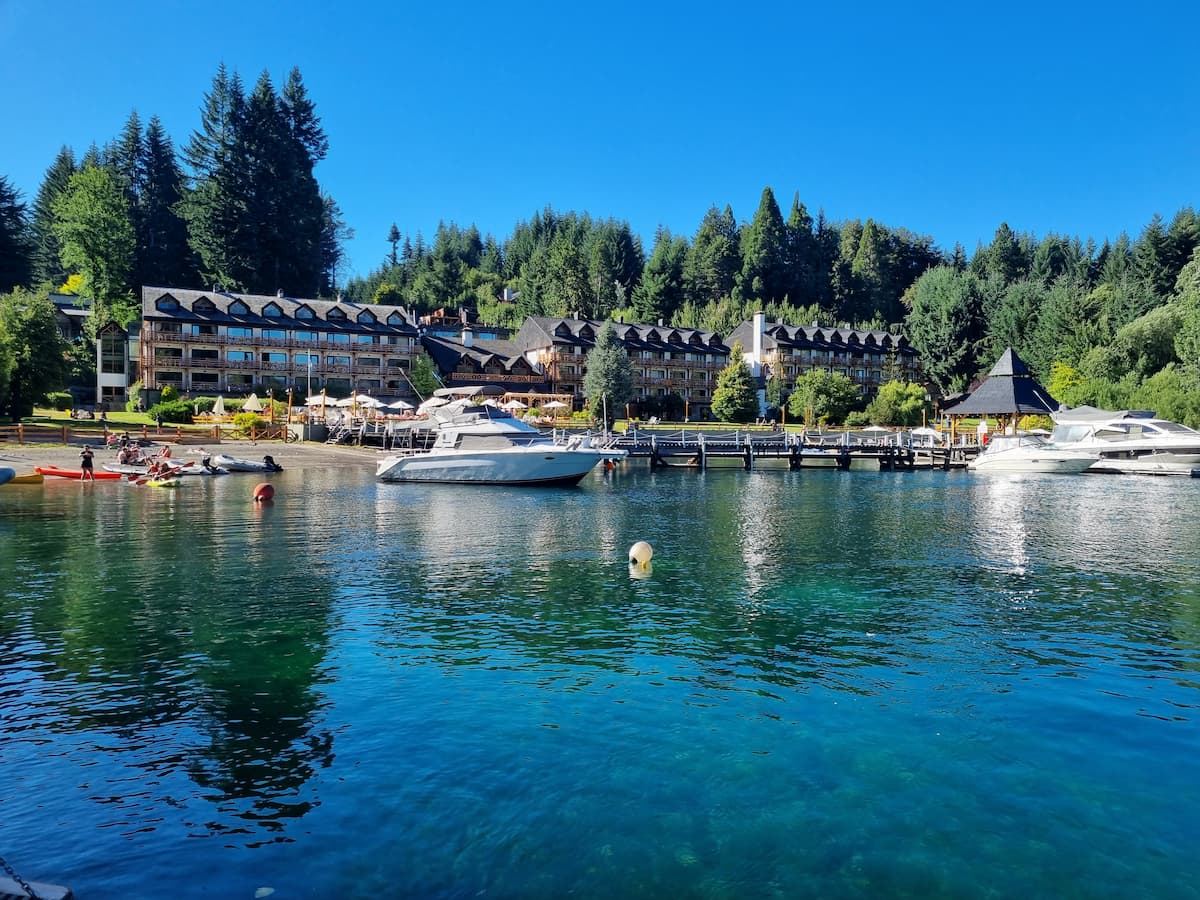 Paisajes de Villa La Angostura en verano, con lagos cristalinos, montañas y bosques verdes en la Patagonia argentina