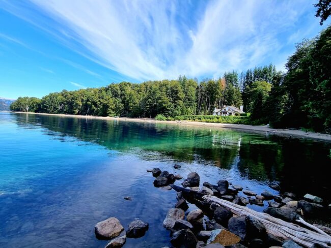 Penínsulas y lagos de Villa La Angostura bajo el sol del verano