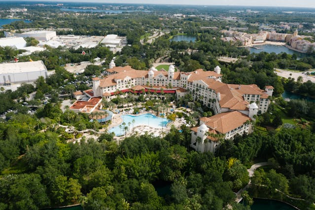 Vista aérea de un resort con piscina en Orlando, ideal para vacaciones de fin de año.
