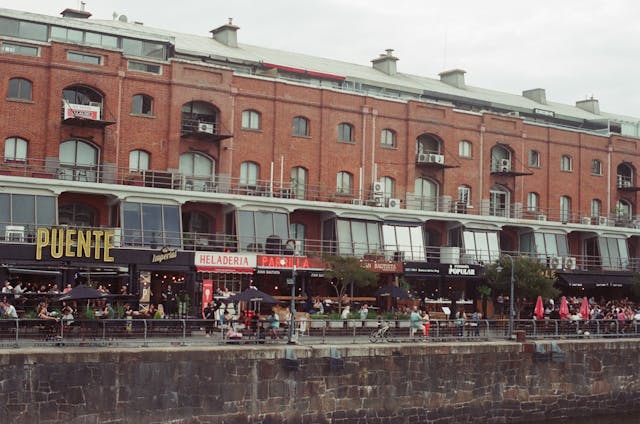 Restaurantes y bares en los docks de Puerto Madero en Buenos Aires