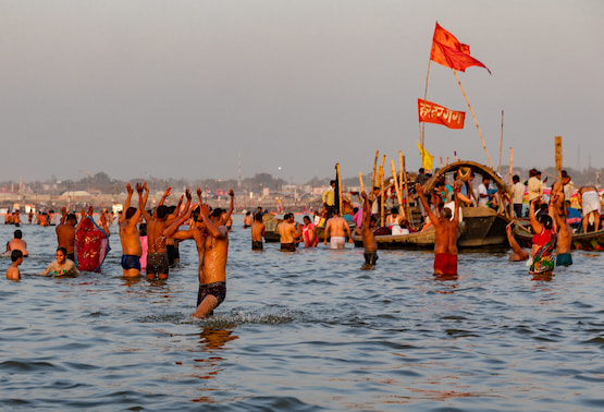 Peregrinos hindúes bañándose en el río Ganges durante el Kumbh Mela