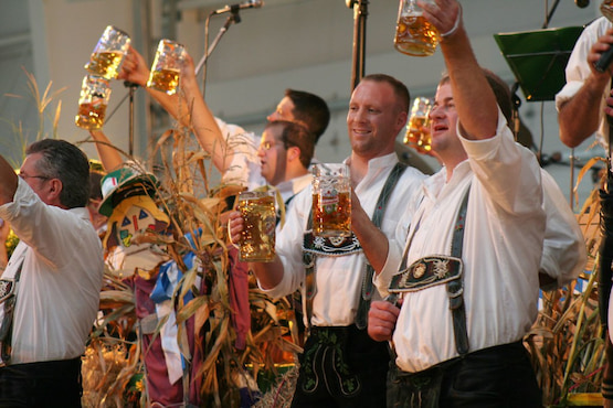 Grupo de hombres brindando con cerveza en el Oktoberfest en Alemania