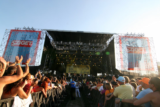 Escenario principal del festival Sziget en Budapest con público aplaudiendo