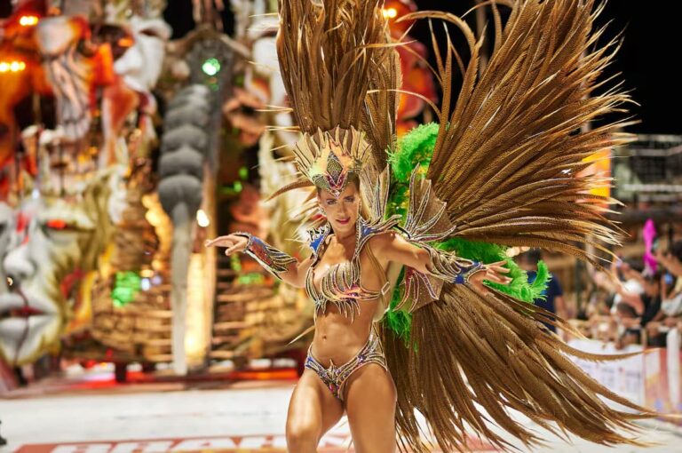 Bailarina de samba con traje de plumas en desfile del carnaval de Argentina