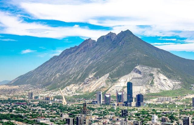 Qué hacer en Monterrey: Cerro de la Silla y lugares imperdibles Vista panorámica de Monterrey con el Cerro de la Silla al fondo, uno de los paisajes más reconocibles de la ciudad y una referencia clave para organizar un viaje por sus lugares imperdibles.