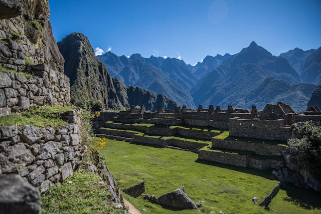 Qué ver en Machu Picchu en 2026: recorrido, zonas y vistas dentro del sitio Ruinas de Machu Picchu con montañas de fondo en Perú, parte del recorrido dentro del sitio arqueológico