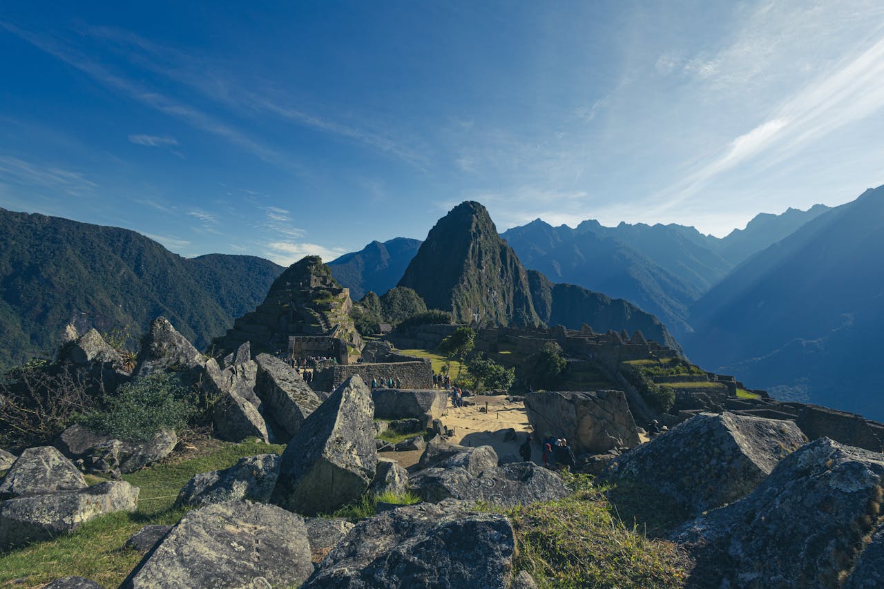 Vista general de Machu Picchu con montañas de fondo en Perú, uno de los destinos más visitados en 2026