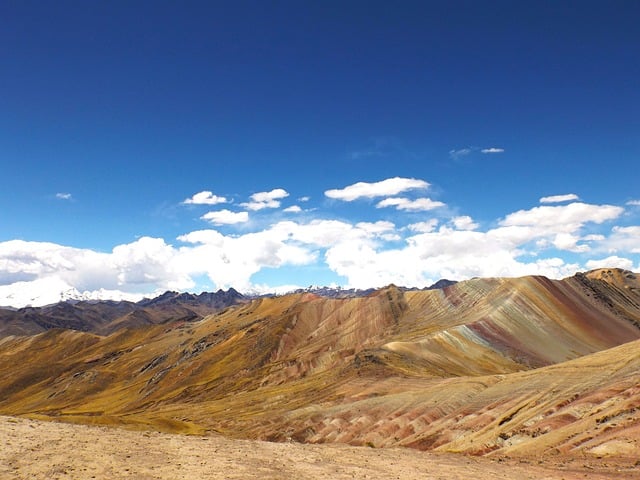 Montaña de 7 Colores en Cusco: un paisaje natural que parece pintado Montaña de 7 Colores en Cusco, Perú, vista panorámica con cielo azul y paisajes andinos.