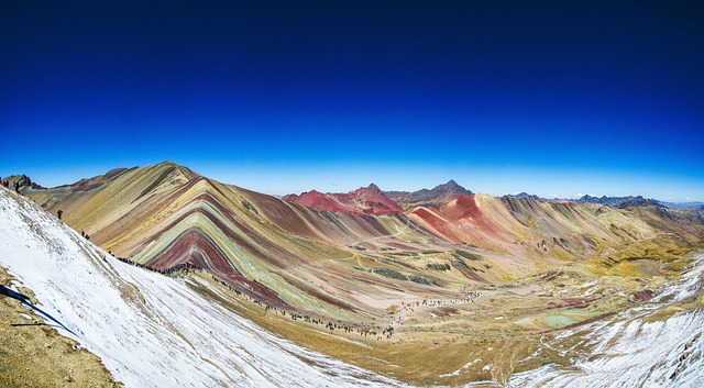 Montaña de 7 Colores en Perú: descubre Vinicunca y sus increíbles paisajes andinos Montaña de 7 Colores en Perú, paisaje natural cerca de Cusco con vistas panorámicas impresionantes.