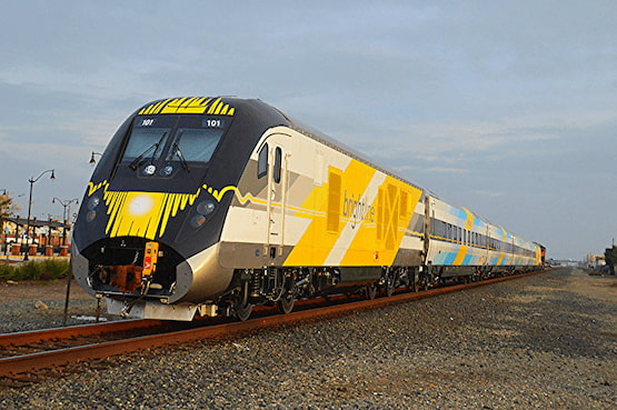 Brightline, el tren de alta velocidad que conecta Miami y Orlando. Tren Brightline en movimiento sobre las vías en Florida, Estados Unidos
