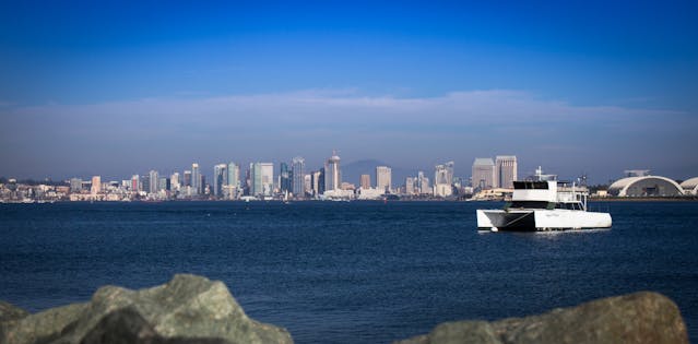Vista del skyline de San Diego desde la bahía con barco en primer plano