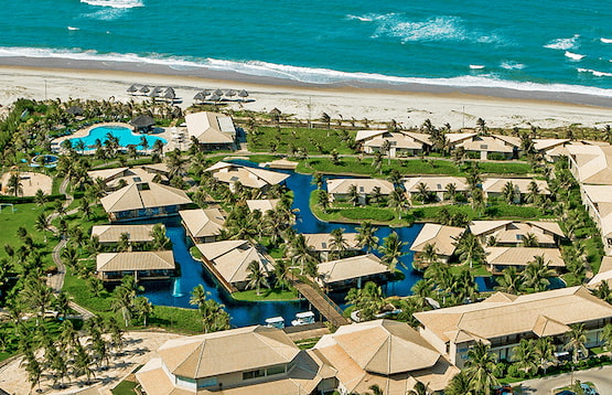 Vista aérea de resort de lujo frente al mar en la costa de Brasil.