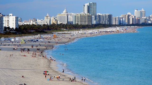 Playa de South Beach en Miami repleta de turistas durante un día soleado.