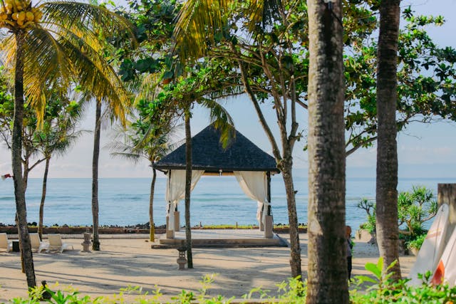 Playa en Bali Indonesia con palmeras y vista al mar en un destino turístico tropical