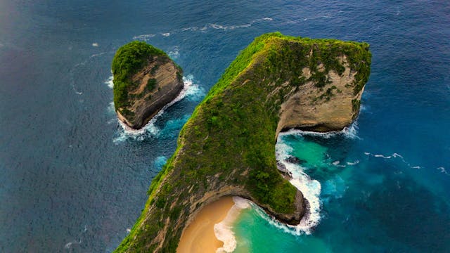 Kelingking Beach en Bali Indonesia vista aérea con acantilados y mar turquesa