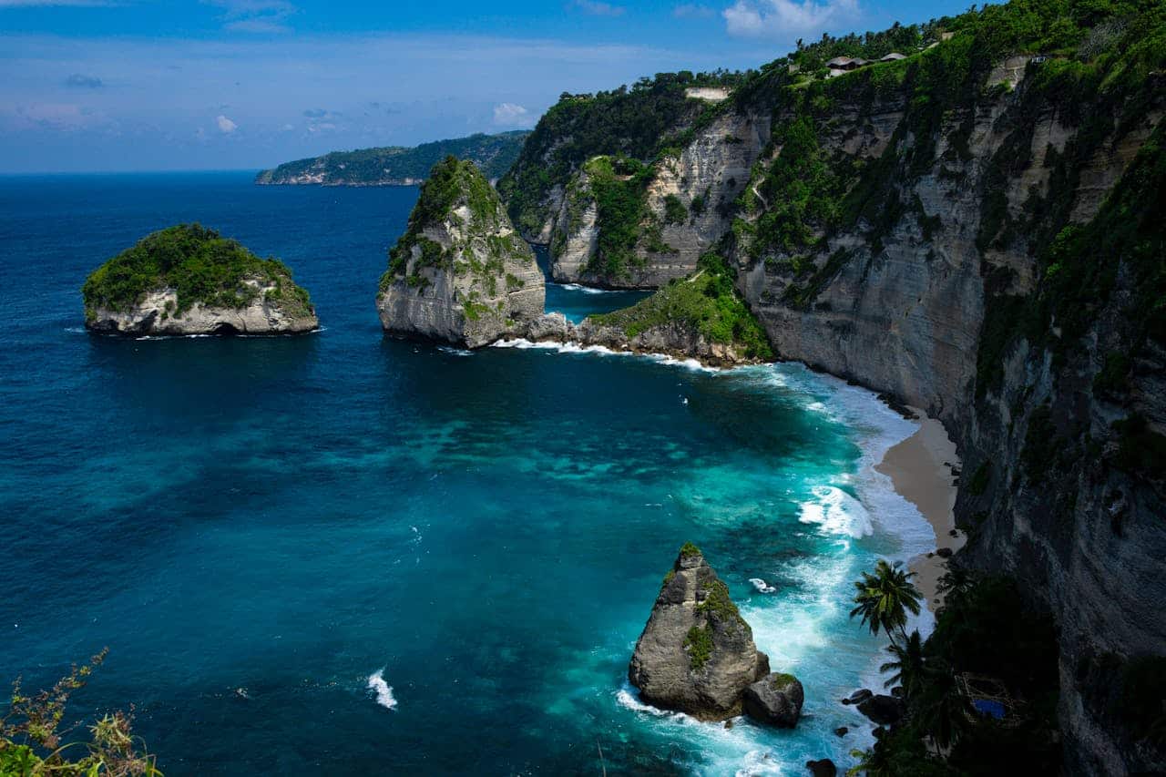 Acantilados y playa en Bali Indonesia con mar turquesa y paisaje natural