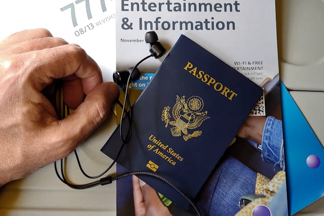 Pasaporte de Estados Unidos para viajar al extranjero Pasaporte de Estados Unidos sobre una revista en un avión