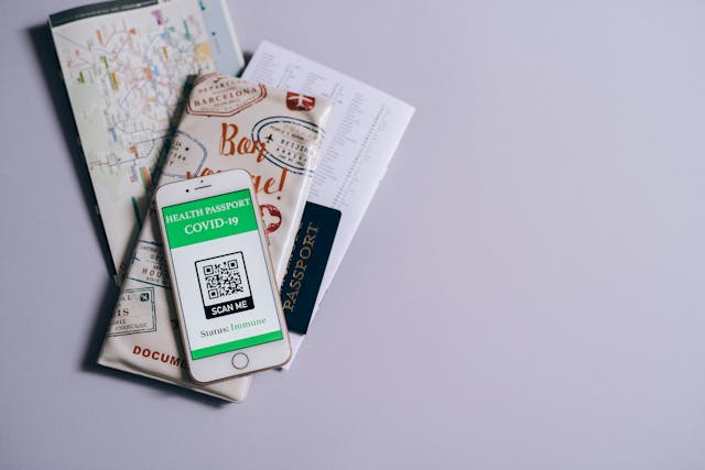 Pasaporte físico y sanitario COVID-19 para viajar Pasaporte, móvil con pasaporte sanitario COVID-19 y documentos de viaje