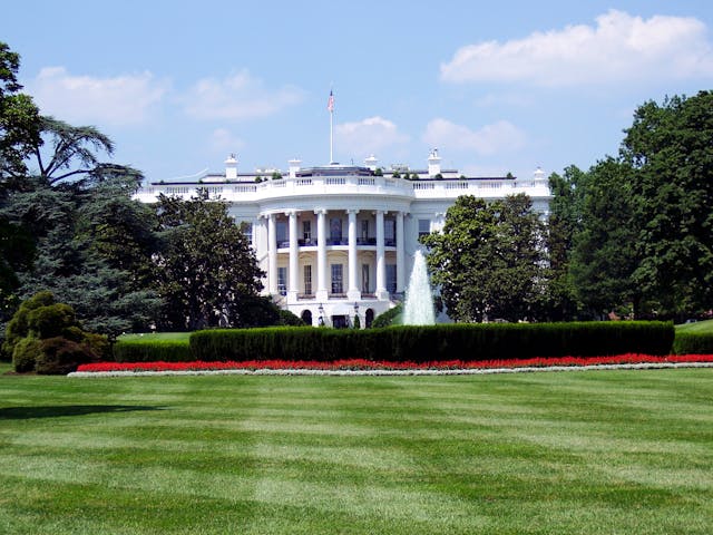 La Casa Blanca: qué ver en Washington DC en 2026 | Paraviajarporelmundo.com Vista frontal de la Casa Blanca en Washington DC, rodeada de jardines y una fuente central.
