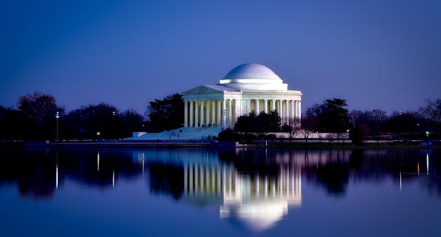 Jefferson Memorial iluminado: uno de los mejores lugares para visitar en Washington DC en 2026 | Paraviajarporelmundo.com El Monumento a Jefferson iluminado por la noche, reflejado en el agua del Tidal Basin en Washington DC.