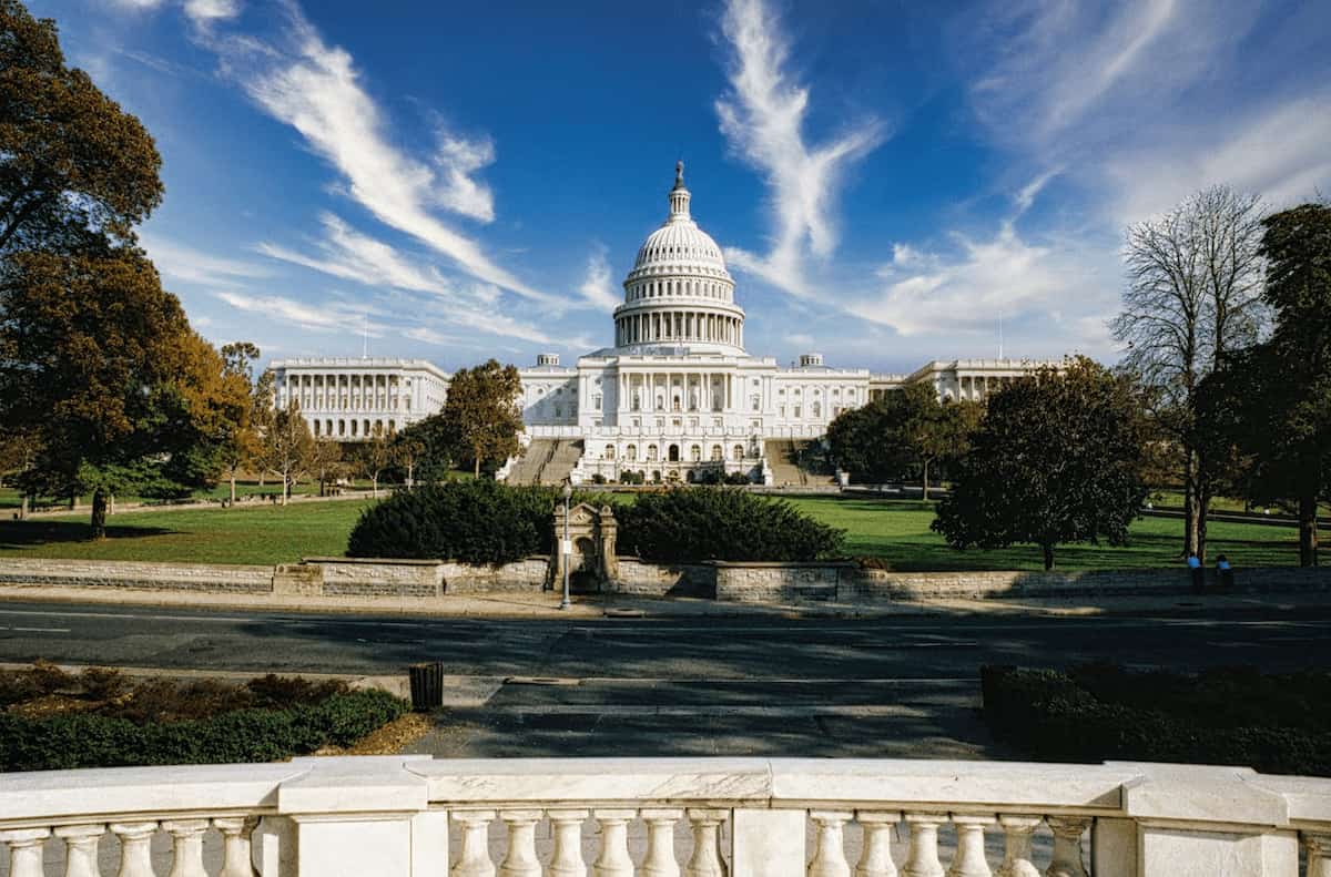 Vista panorámica del Capitolio de Estados Unidos bajo un cielo azul despejado en Washington DC.