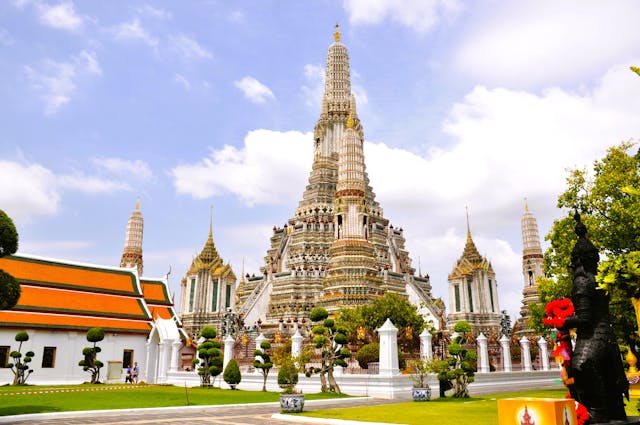 Templo emblemático de Bangkok en Tailandia bajo cielo despejado durante el día