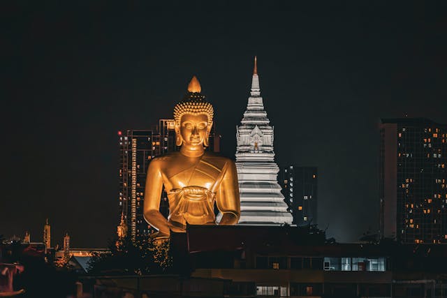 Gran estatua de Buda iluminada de noche en Bangkok, Tailandia