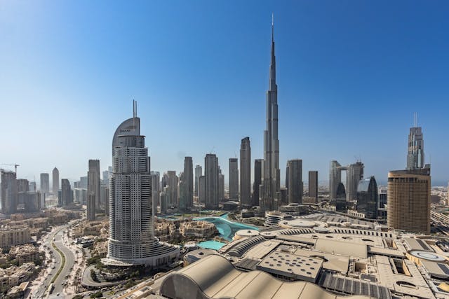Panorámica aérea de Dubái con el Burj Khalifa en el centro del distrito Downtown