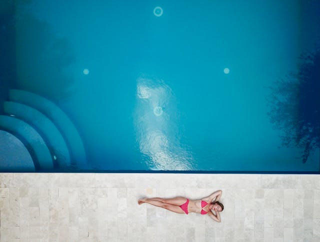 Vacaciones de Spring Break en EE.UU.: descanso junto a la piscina | Paraviajarporelmundo.com Mujer descansando junto a una piscina durante las vacaciones de Spring Break en Estados Unidos.