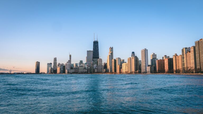 Skyline de Chicago visto desde el lago Michigan al atardecer