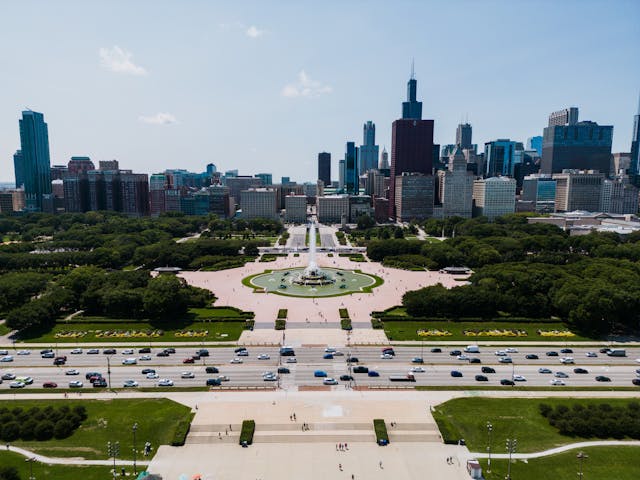 Vista del Buckingham Fountain en Grant Park con el skyline de Chicago al fondo