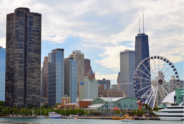 Vista del skyline de Chicago con la noria Centennial Wheel en Navy Pier frente al lago Michigan