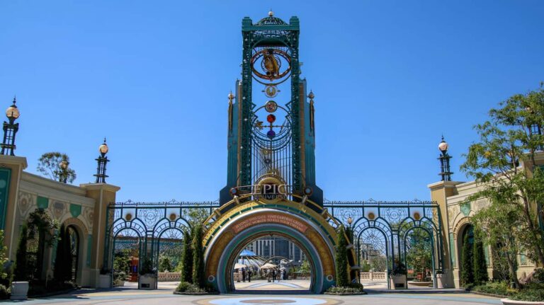 Entrada principal al parque Universal Epic Universe en Orlando