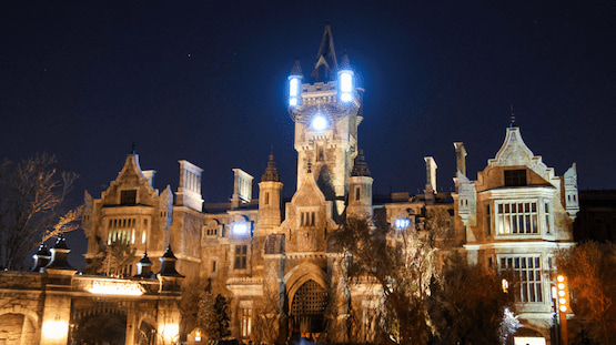 Castillo gótico iluminado por la noche en parque temático