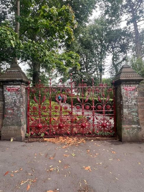 Entrada original a Strawberry Field, Liverpool. Rejas rojas de Strawberry Field en Liverpool, sitio que inspiró la famosa canción de The Beatles.