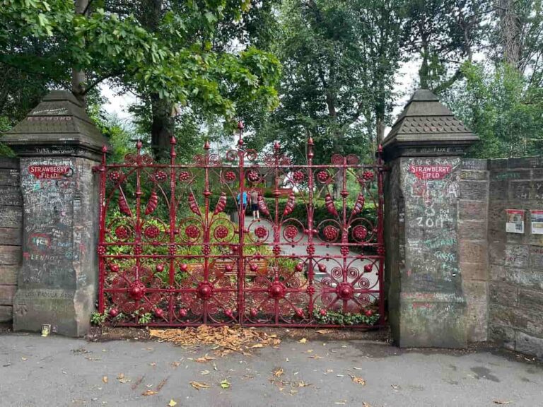 Reja roja original de Strawberry Field en Liverpool, con mensajes y firmas de fans.