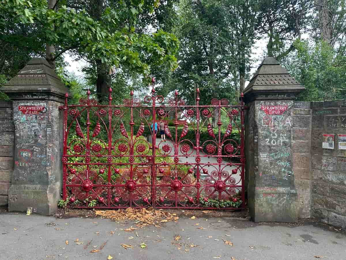 Reja roja original de Strawberry Field en Liverpool, con mensajes y firmas de fans.
