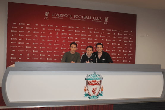 En la sala de prensa del Liverpool Football Club. Tres jóvenes sentados en la sala de conferencias del Liverpool FC en Anfield.