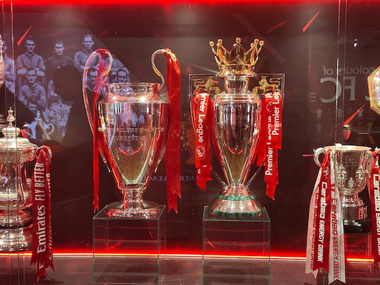 Trofeos del Liverpool FC en su museo oficial. Trofeos del Liverpool FC en exhibición, incluyendo la UEFA Champions League y la Premier League.