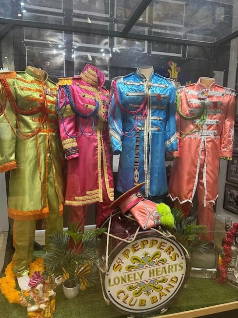Trajes coloridos de los Beatles en la era Sgt. Pepper’s Lonely Hearts Club Band, en exposición en Liverpool. Exhibición de los trajes originales de colores usados por The Beatles en la portada del álbum Sgt. Pepper’s Lonely Hearts Club Band.