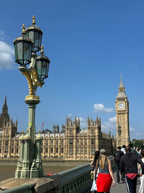 Vista del Big Ben y el Parlamento británico en un día soleado. Vista del Big Ben y el Palacio de Westminster desde el Puente de Westminster, en Londres.