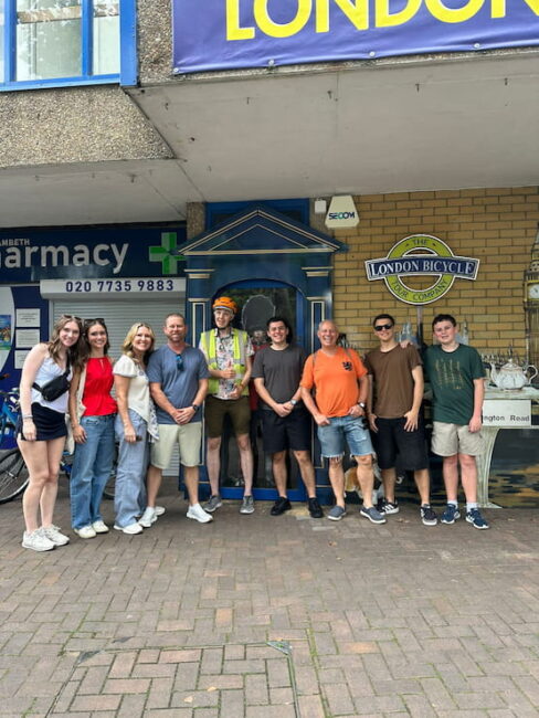 Tour en bicicleta por Londres con guía local, ideal para familias. Grupo de ciclistas frente al local de London Bicycle Tour Company, antes de comenzar un recorrido por Londres.