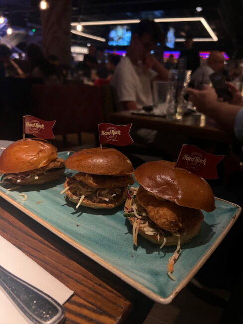 Mini hamburguesas en el Hard Rock Cafe London. Tres mini hamburguesas servidas en bandeja rectangular en el Hard Rock Cafe de Londres.