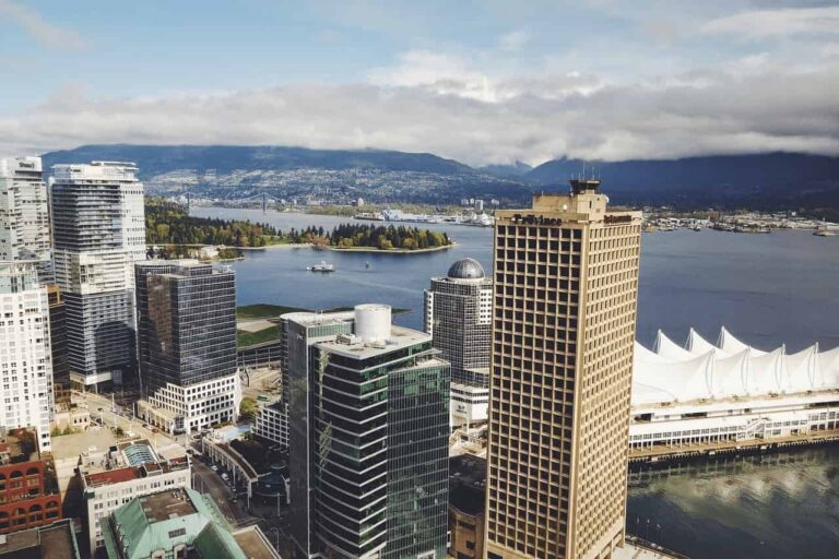 Vista aérea del centro de Vancouver con Canada Place, rascacielos y el puerto con montañas de fondo